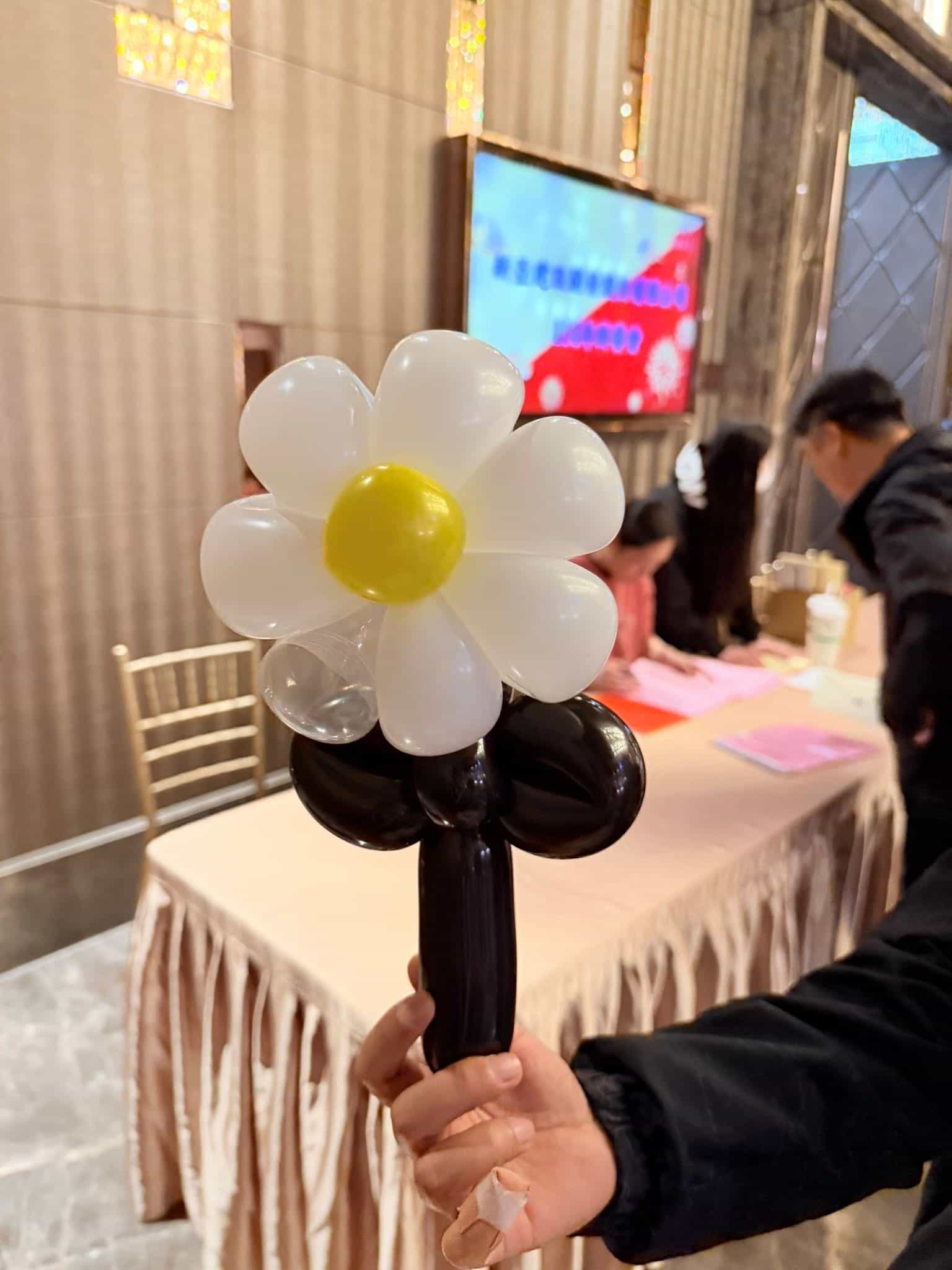 尾牙現場折氣球｜最熱門的竟然是 GD 小雛菊氣球花