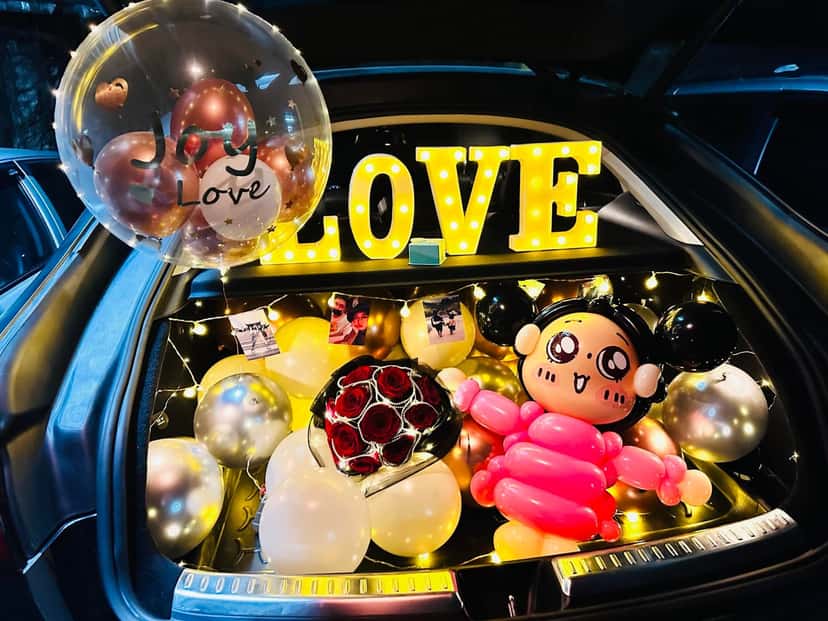 情人節後車廂告白佈置，LOVE 燈字、串燈、金銀氣球與玫瑰花束