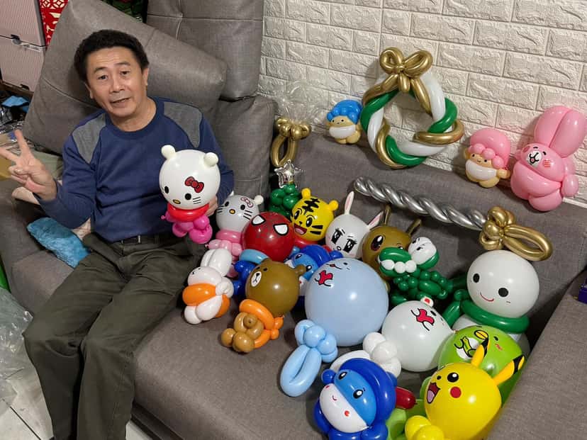 沙發上擺滿聖誕花圈、Hello Kitty、巧虎、皮卡丘等造型氣球