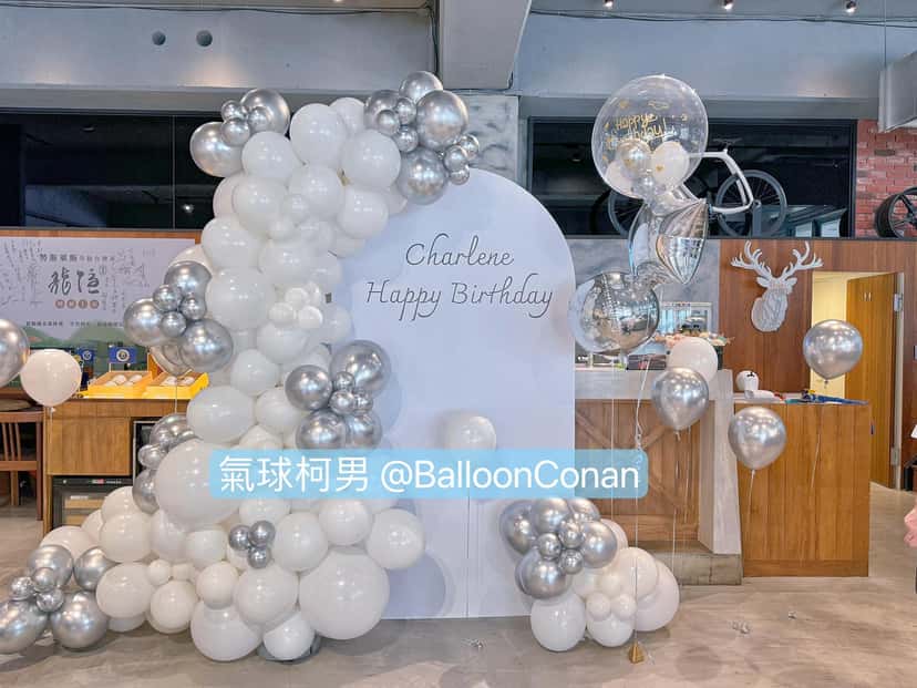 台北內湖白色拱形生日背板，左側白銀鏡面氣球串，右側波波球與星星