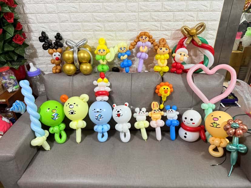 12 月 23 日貼文的病房氣球委託，沙發上排著雪人、愛心、小熊、太陽等造型氣球