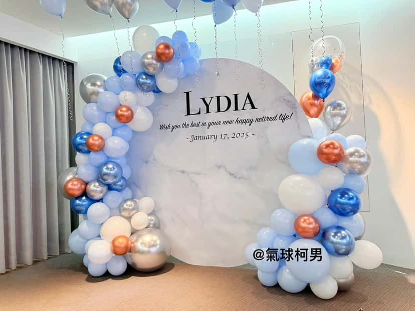退休歡送會大理石紋圓形背板，兩側是淺藍寶藍銀色與玫瑰金氣球拱