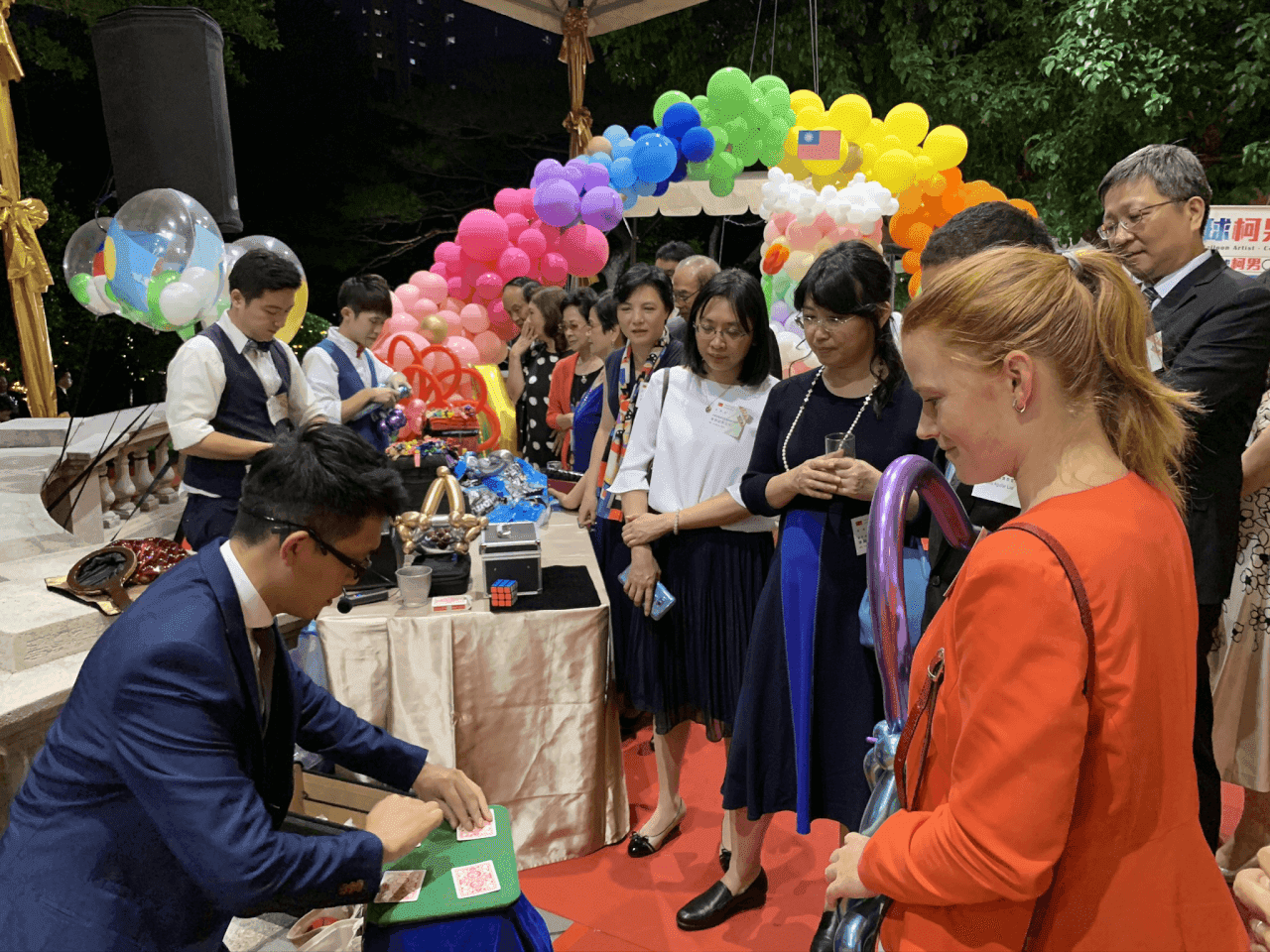 中央社報導的 2019 雙十國慶酒會，柯男團隊為賓客表演
