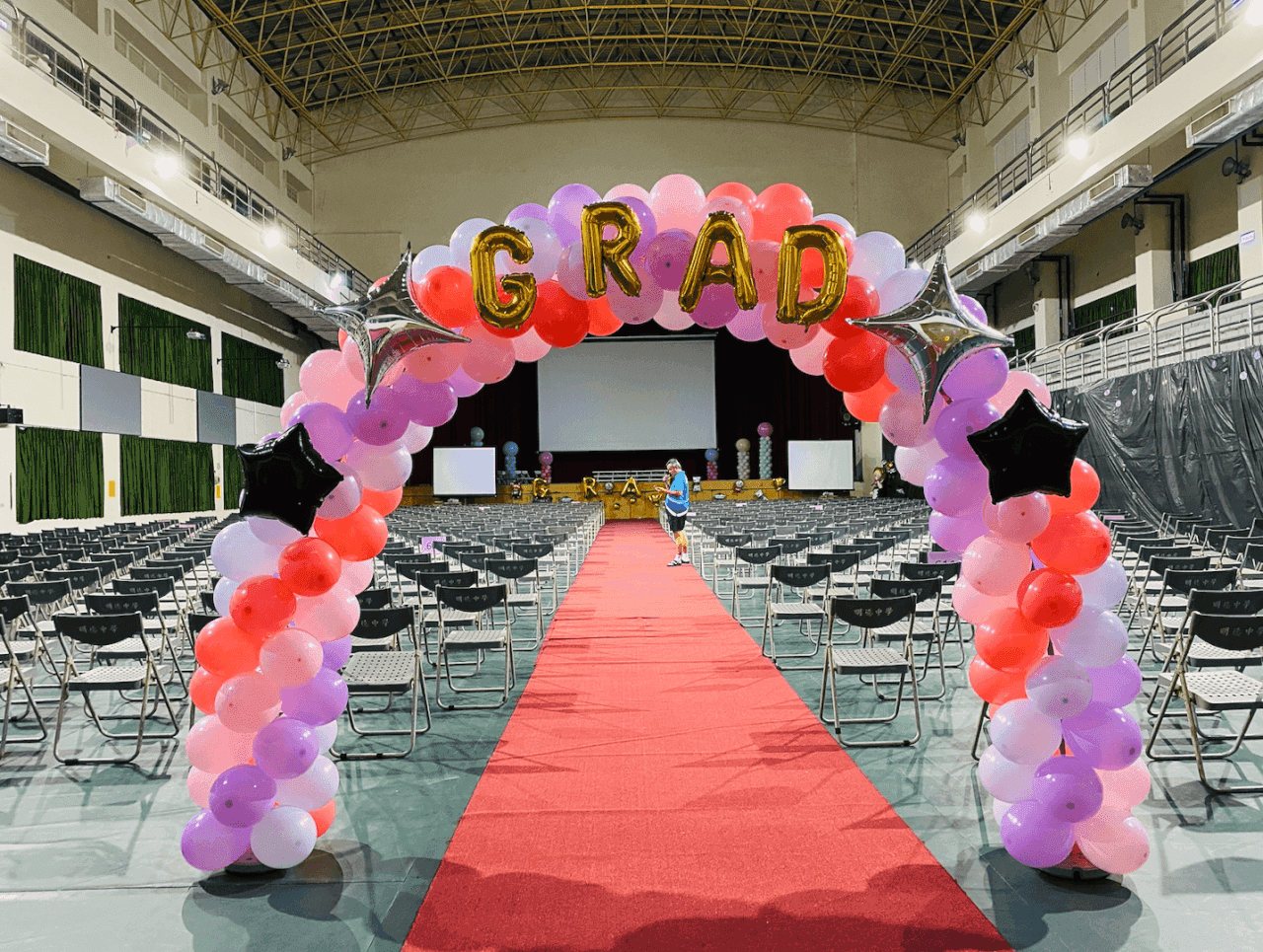 明德高中畢業典禮 GRAD 氣球拱門與紅地毯