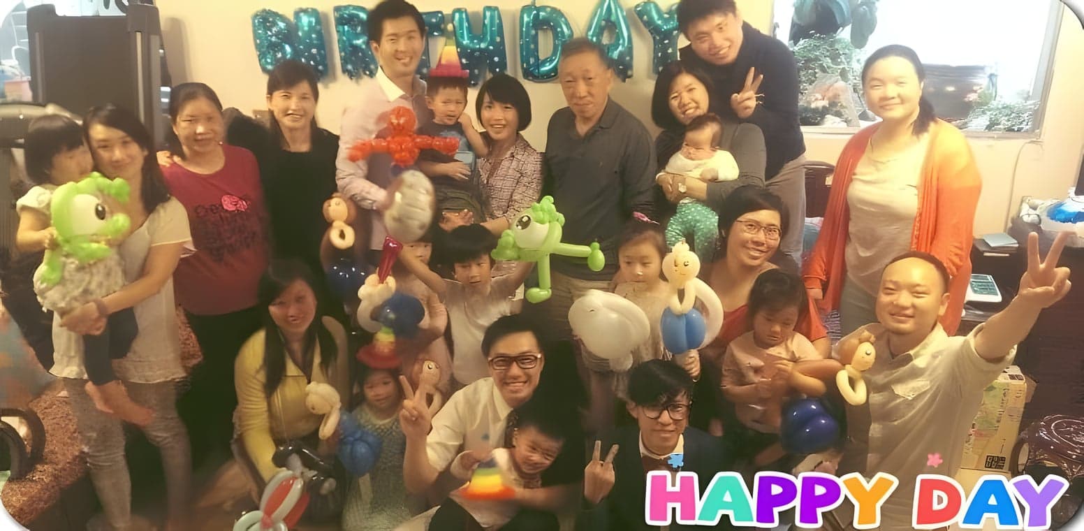 南港居家生日派對大合照，大人小孩拿著大眼仔、杯麵等造型氣球
