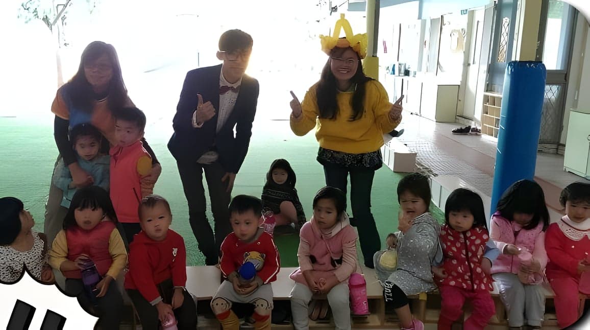 幼兒園老師戴著黃色氣球皇冠，和我與小朋友合照