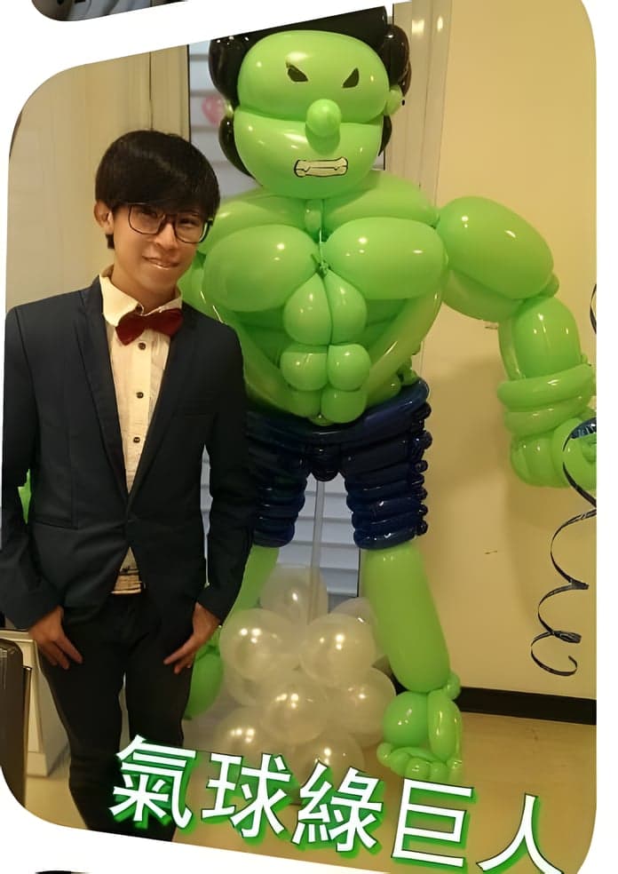 比人還高的綠巨人造型氣球站在珍珠白氣球底座上