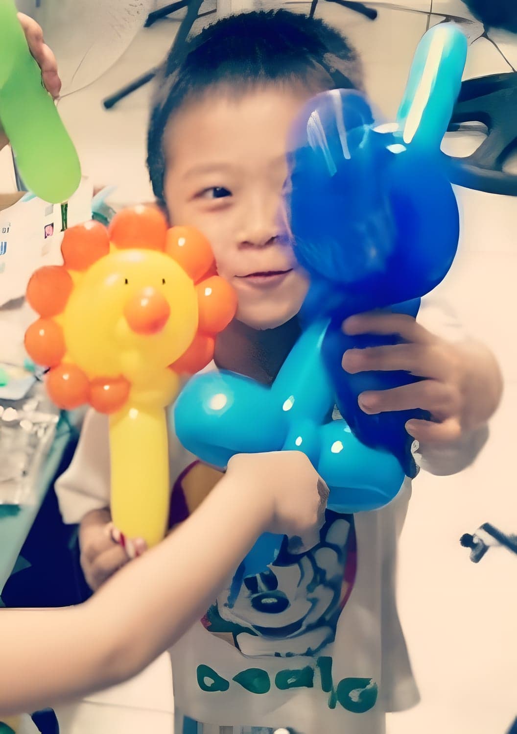 黃色臉橘色鬃毛的獅子氣球與藍色動物造型