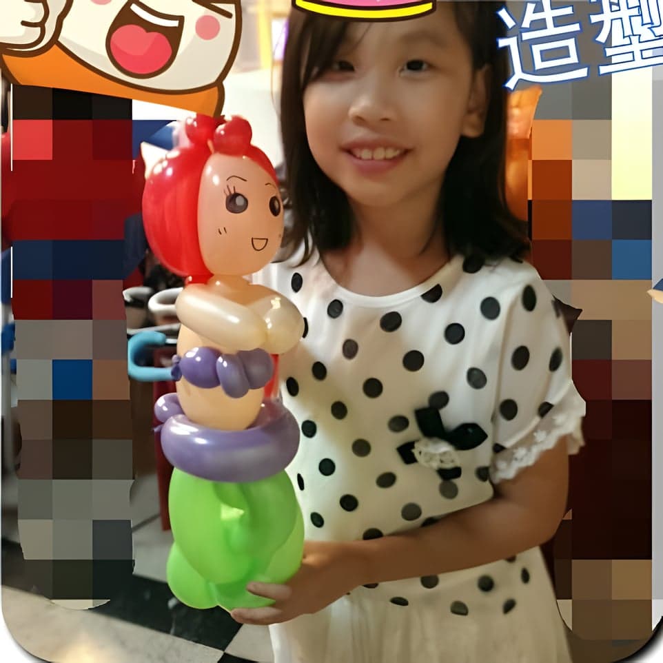 穿點點洋裝的女孩拿著小美人魚造型氣球