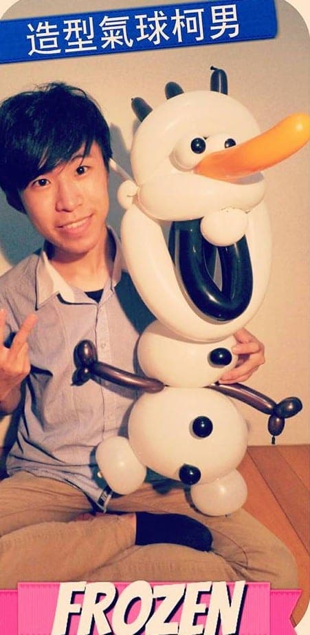柯男抱著雪寶大型氣球人偶比 YA
