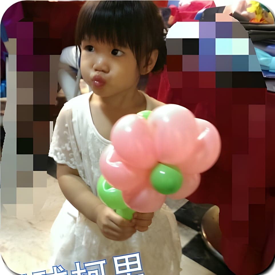 穿白色洋裝的小妹妹拿著粉紅色花朵氣球