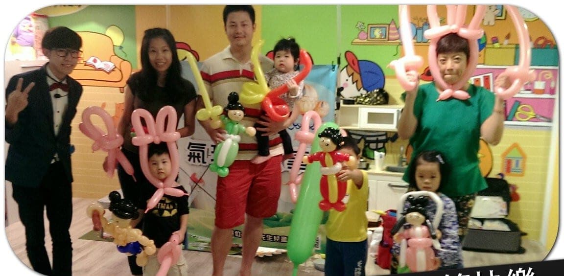 親子餐廳裡家長和小朋友拿著中秋造型氣球合照