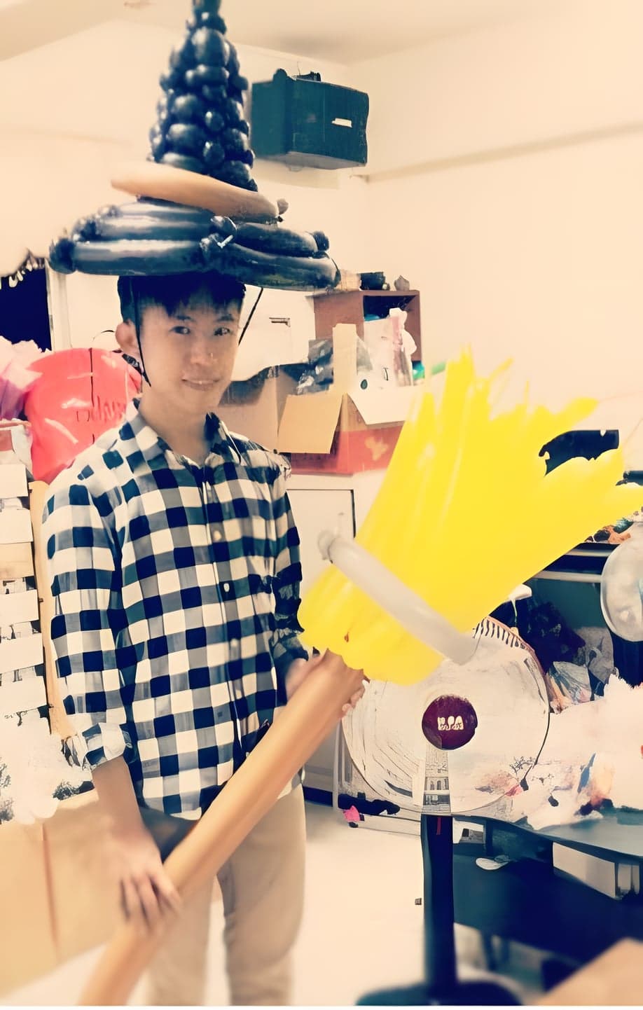 戴黑色氣球巫婆帽、拿黃色氣球掃把的我，萬聖節快樂