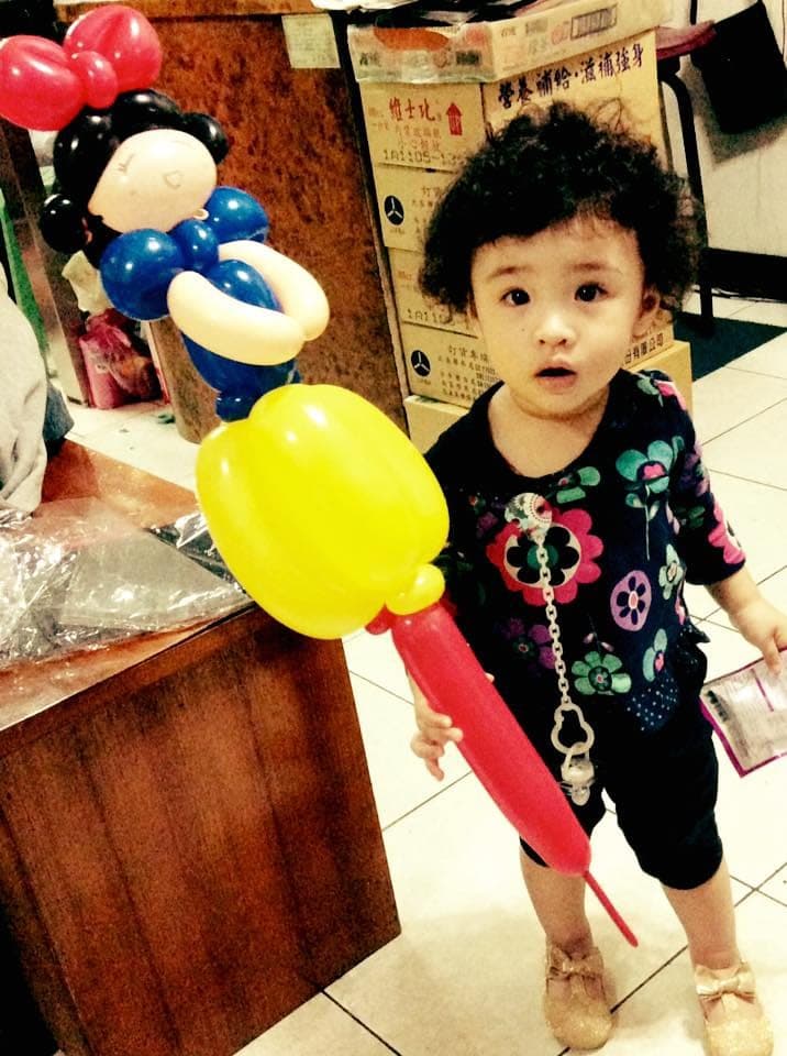 捲髮小妹妹拿著白雪公主造型氣球