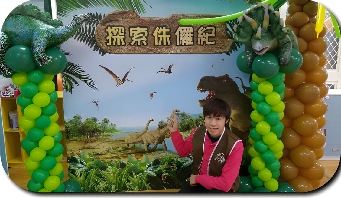 探索侏儸紀恐龍背板，兩側是綠色恐龍與咖啡色棕櫚樹氣球柱