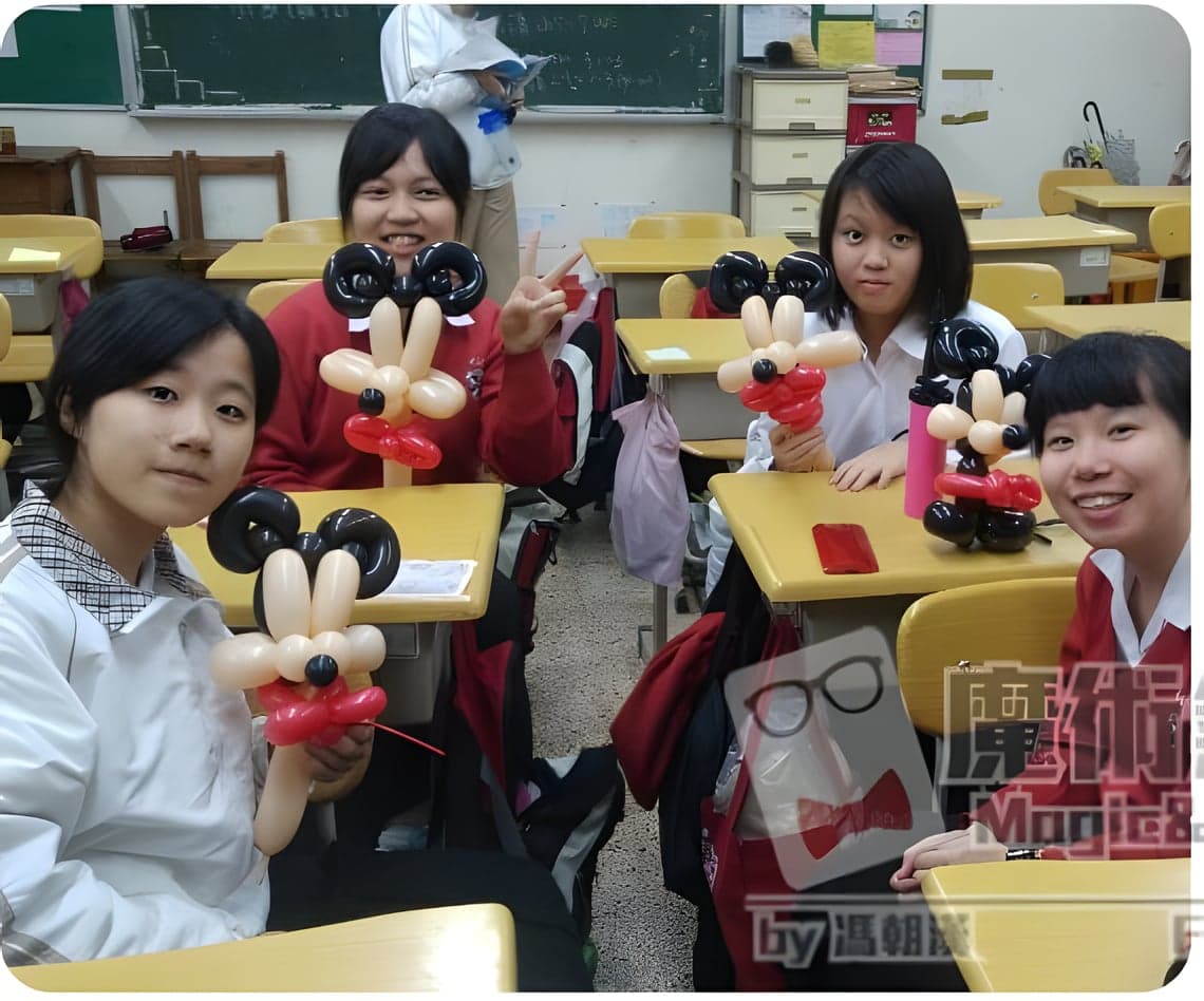 四位學生拿著完成的米奇造型氣球合照