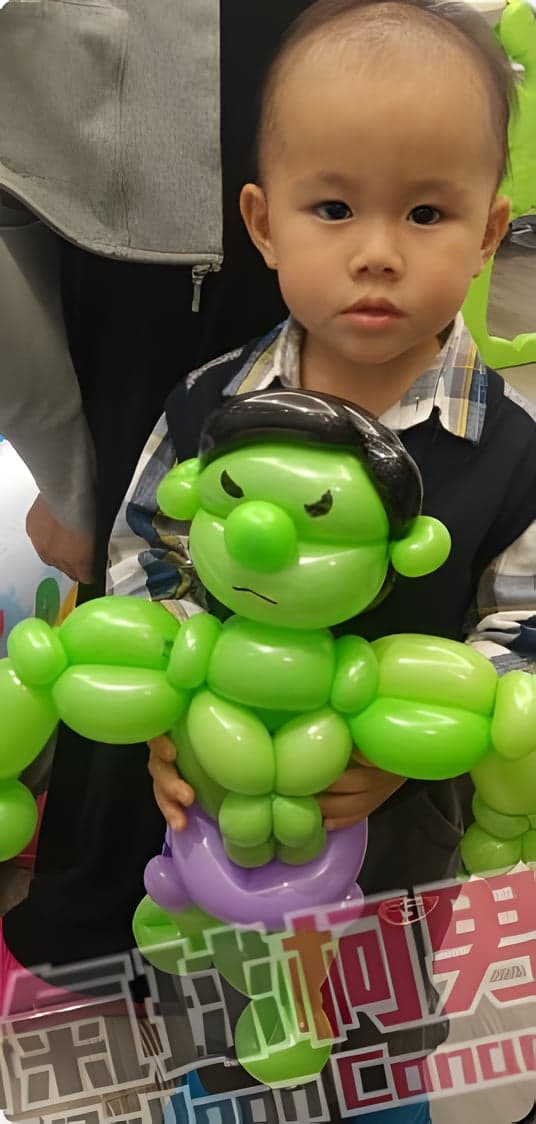 精品婦幼用品店開幕，男孩抱著綠色浩克造型氣球