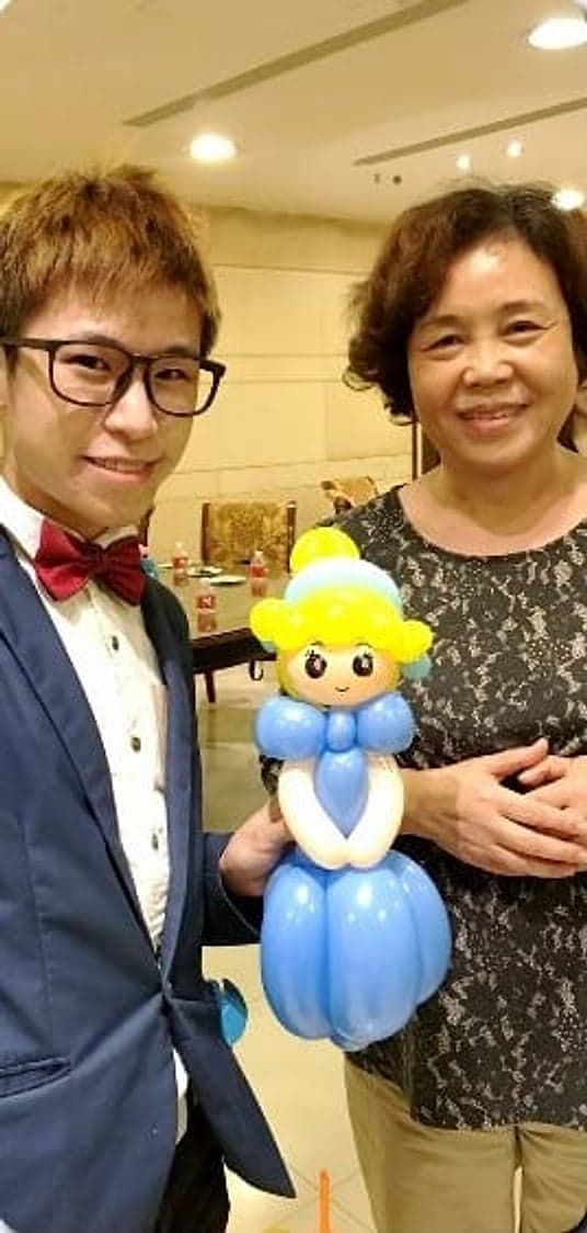 我和長輩拿著金髮藍裙公主造型氣球合照