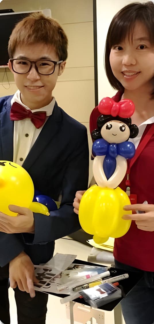 我和女士拿著白雪公主造型氣球合照