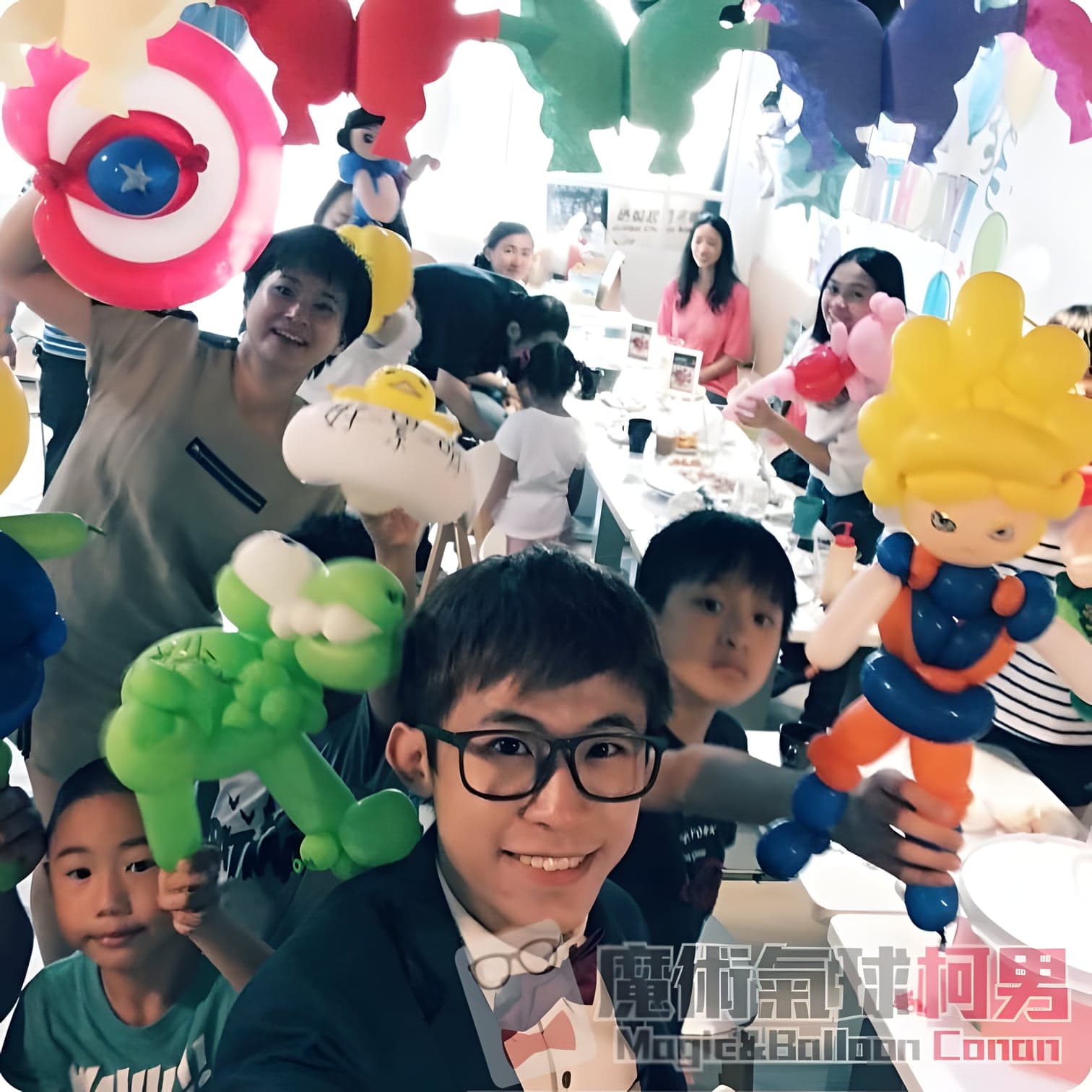 生日派對上孩子舉著孫悟空、美國隊長盾牌造型氣球和我自拍