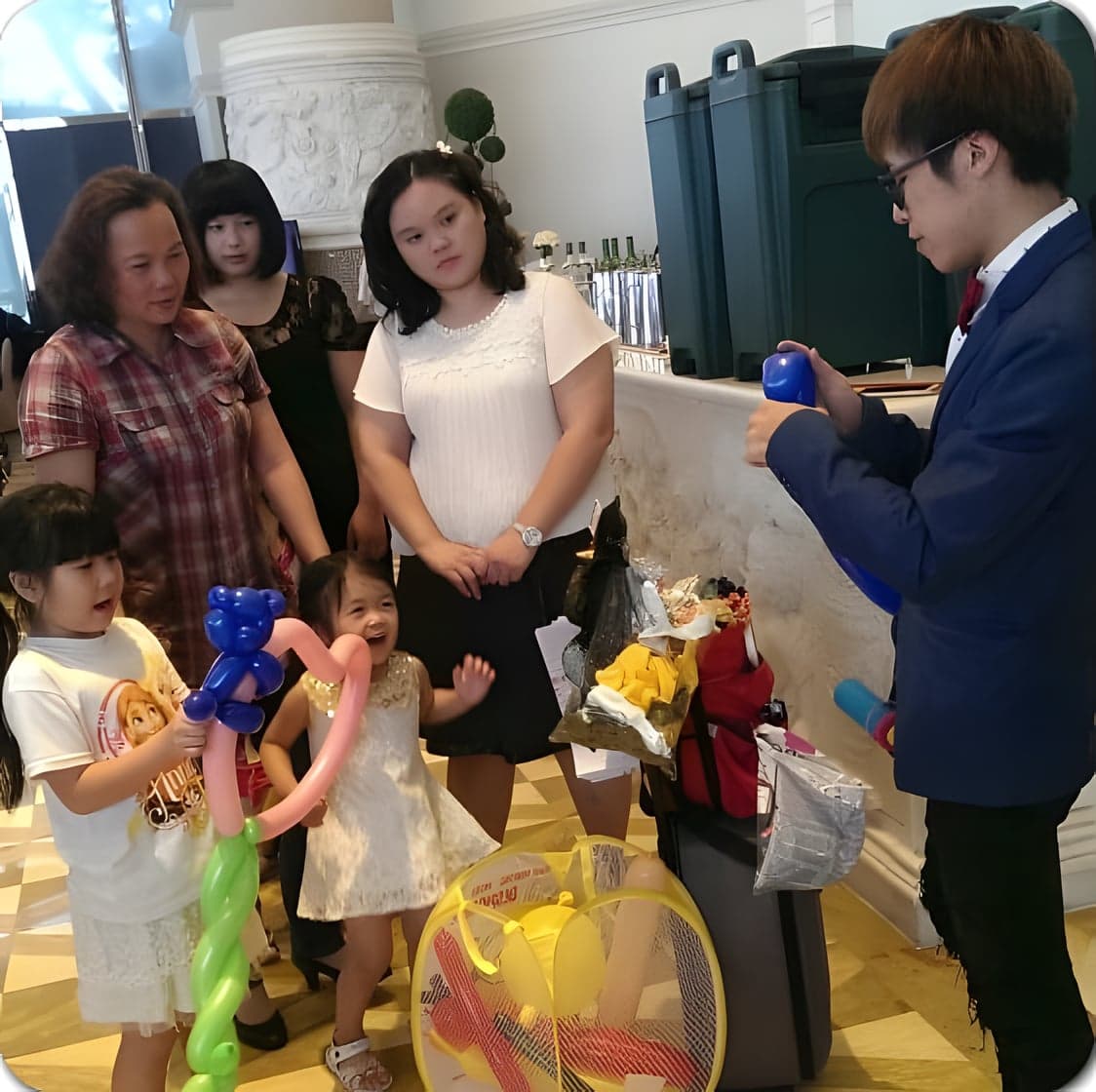 婚宴上小女孩拿到愛心手拿棒和藍色小熊，我正在折下一個