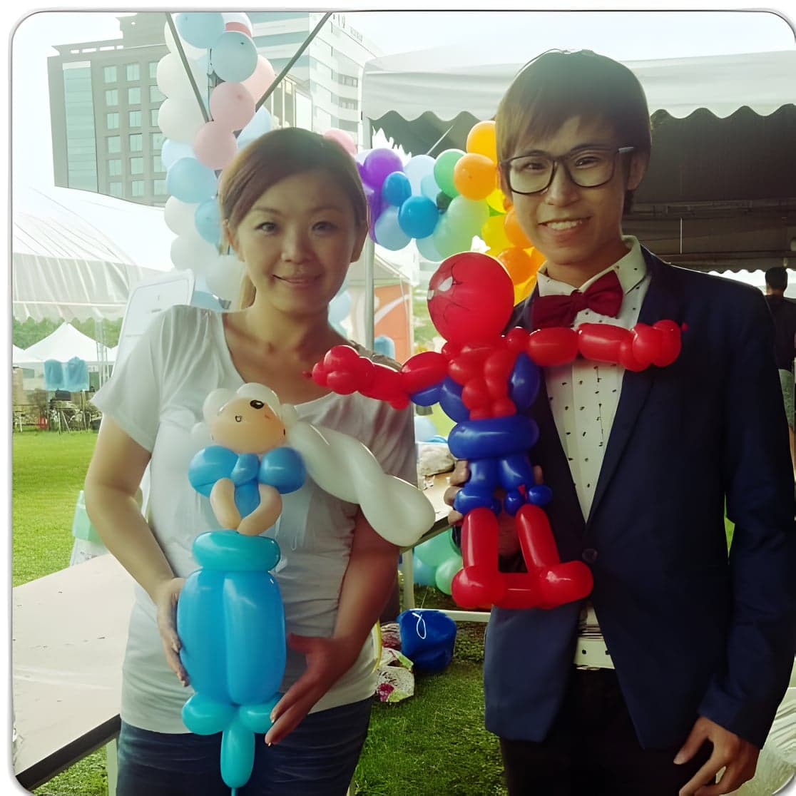 女士拿著公主造型氣球，我拿著蜘蛛人造型氣球合照