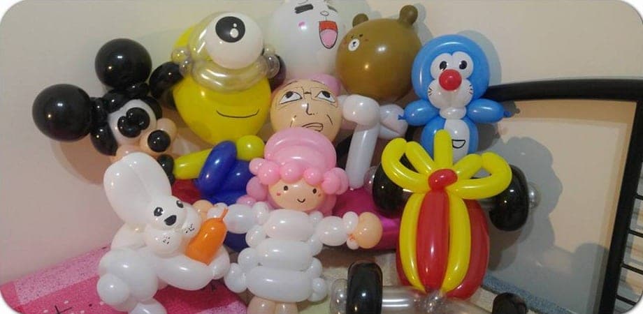 FB 直播觀眾指定的造型氣球：米奇、小小兵、LINE 兔兔、熊大、哆啦A夢排在一起