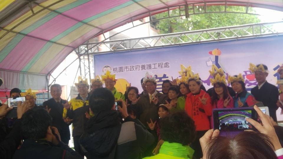 「道平人愛行」活動台上來賓戴著黃色氣球皇冠合影