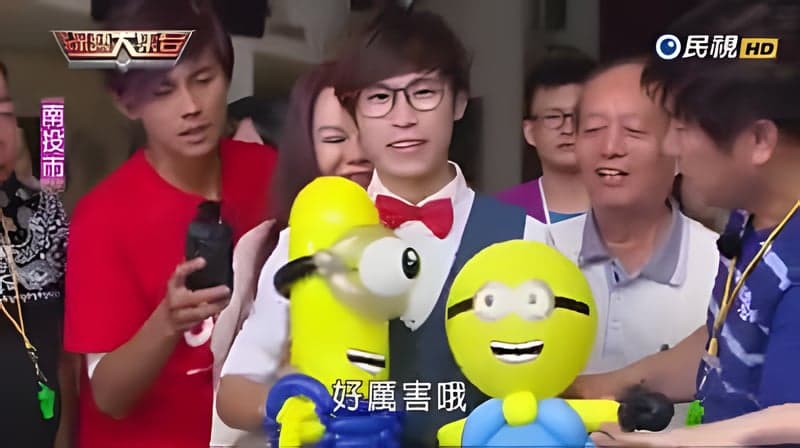 民視綜藝大集合南投錄影畫面，柯男拿著小小兵造型氣球，旁人說好厲害