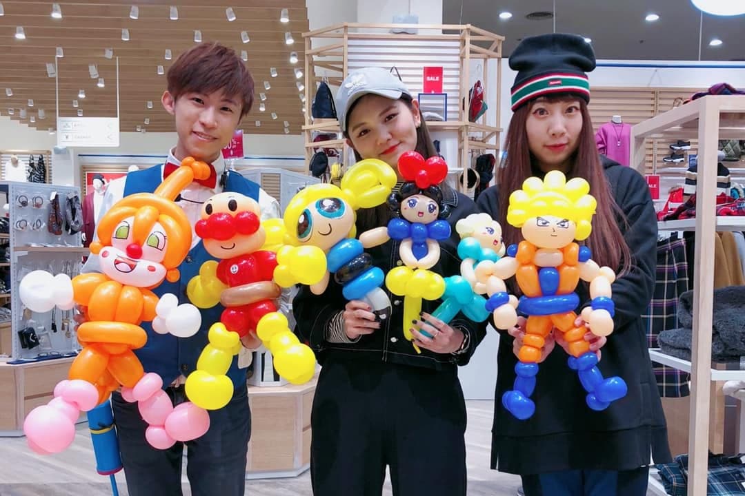 柯男與兩位女生拿著七龍珠孫悟空、麵包超人、白雪公主等造型氣球合照