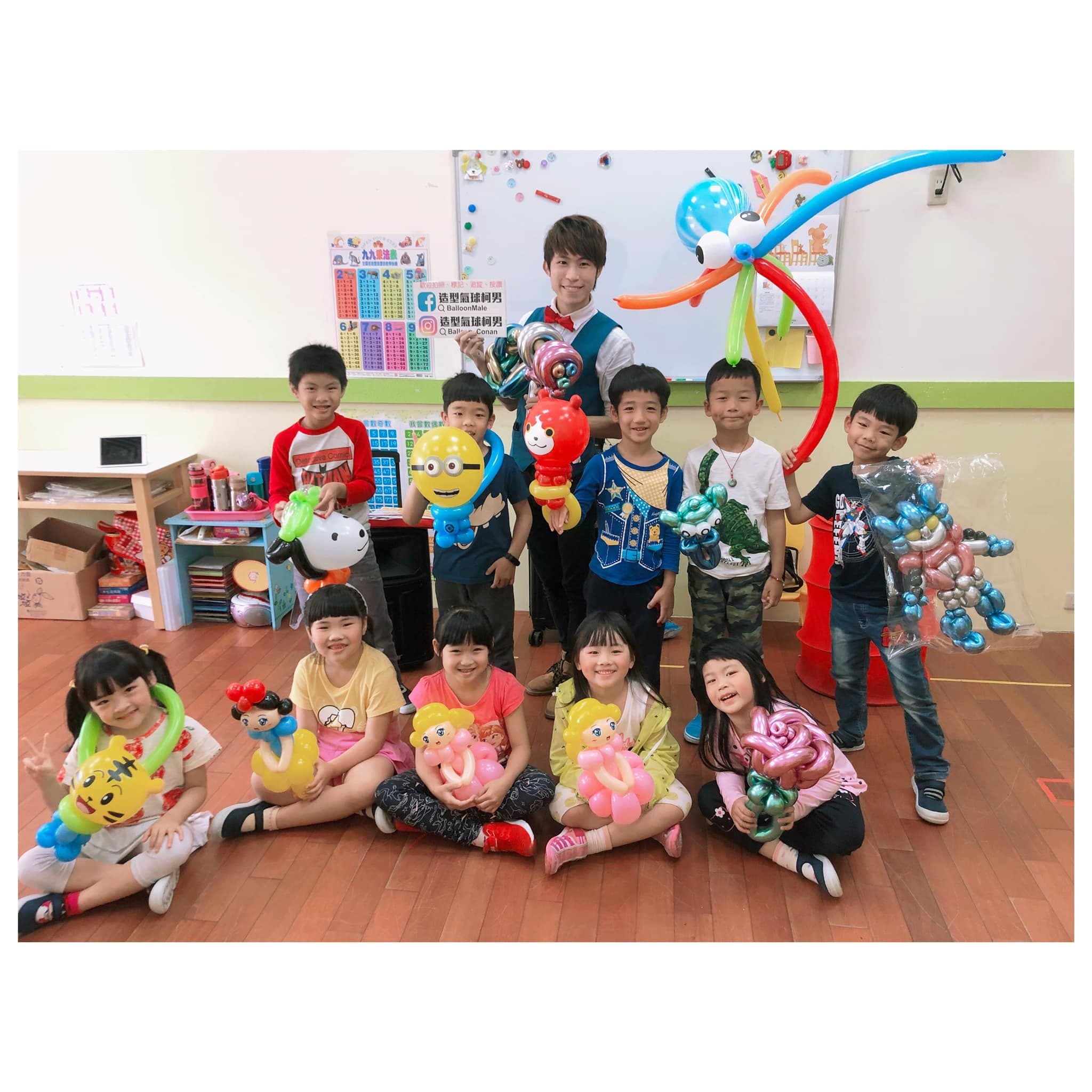 幼稚園壽星班級慶生大合照，小朋友拿著小小兵、巧虎、白雪公主與章魚造型氣球