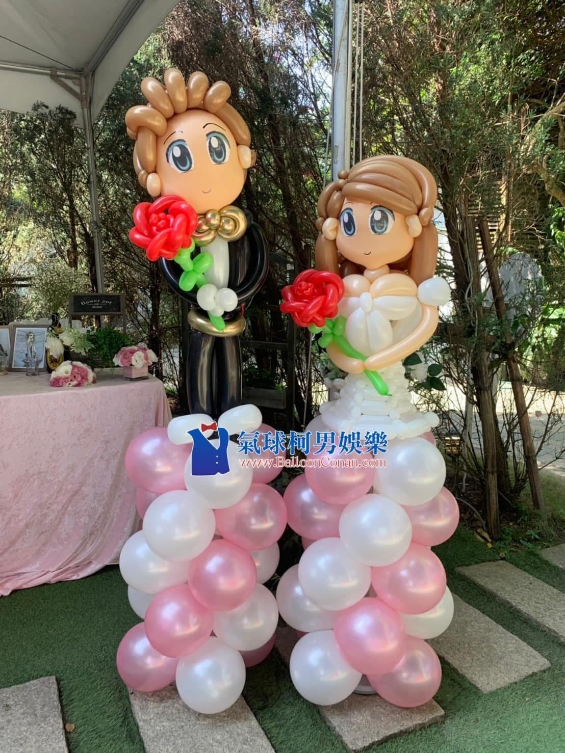 結婚 25 週年餐會，新郎新娘氣球人偶站在粉白珍珠氣球柱上