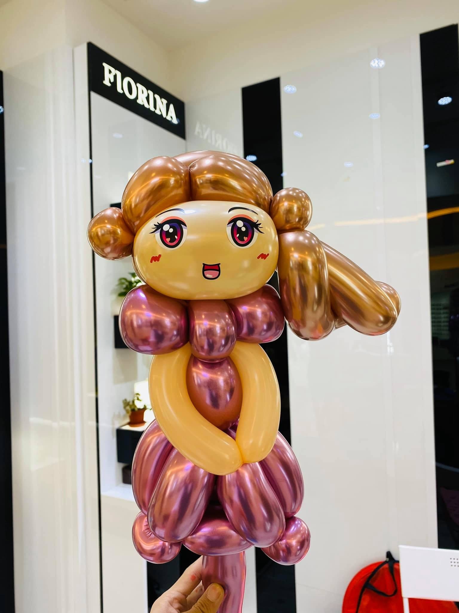 FIORINA 招牌前，金屬色長髮女孩造型氣球
