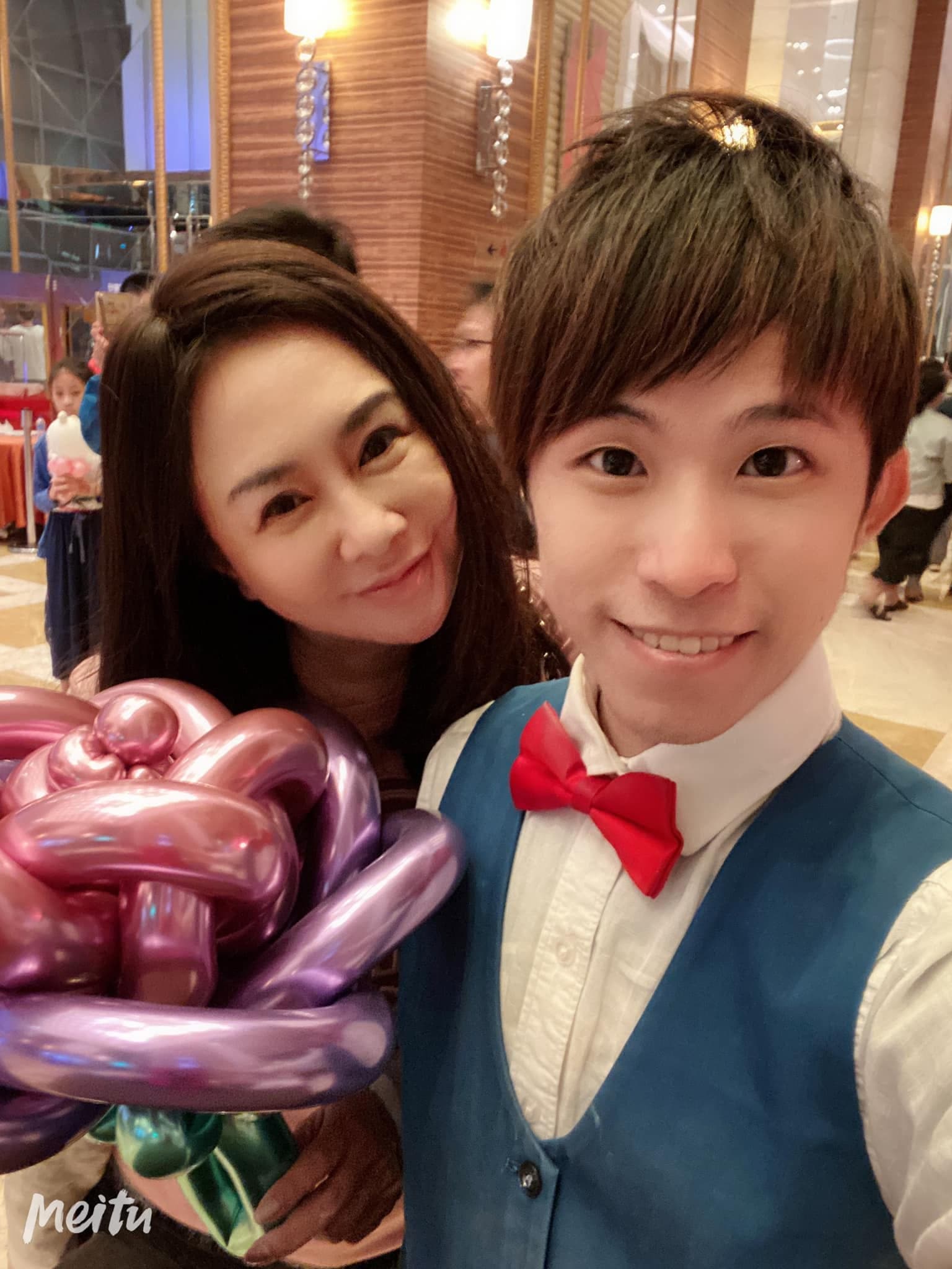 我和拿著粉紫金屬玫瑰的女士自拍