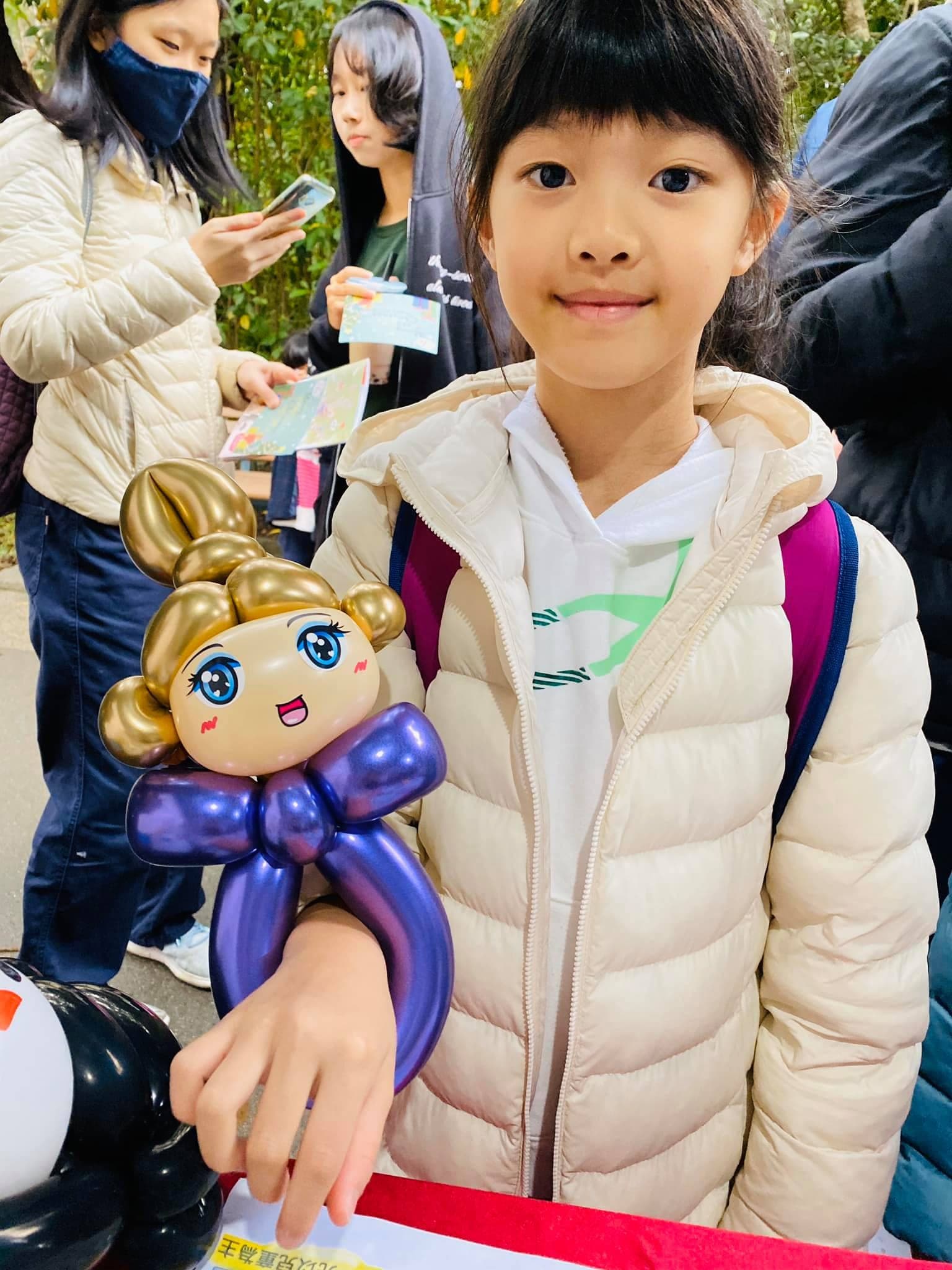 女孩手上的金色頭髮、紫色蝴蝶結女孩造型氣球