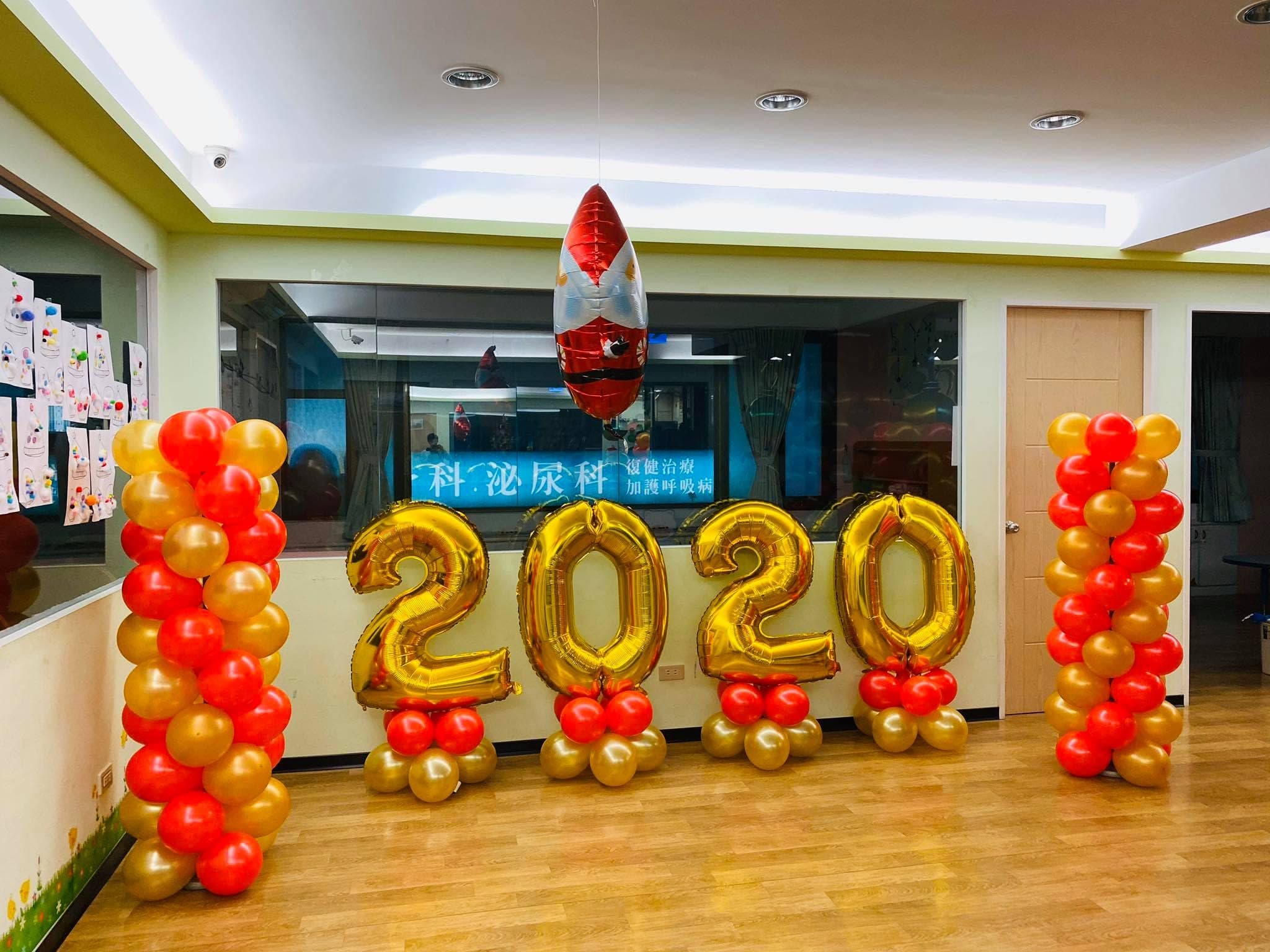 金色 2020 數字氣球，左右兩支紅金氣球柱與聖誕老人空飄