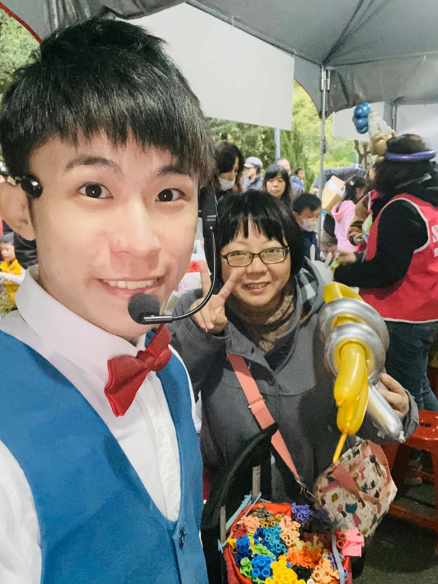 我和一位民眾自拍，她手上拿著金色寶劍氣球