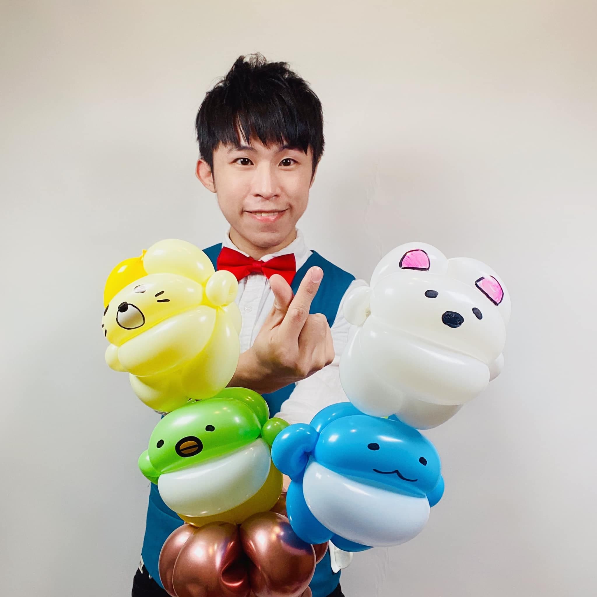 4 月作品照：我把四隻角落小夥伴氣球疊在玫瑰金底座上合照