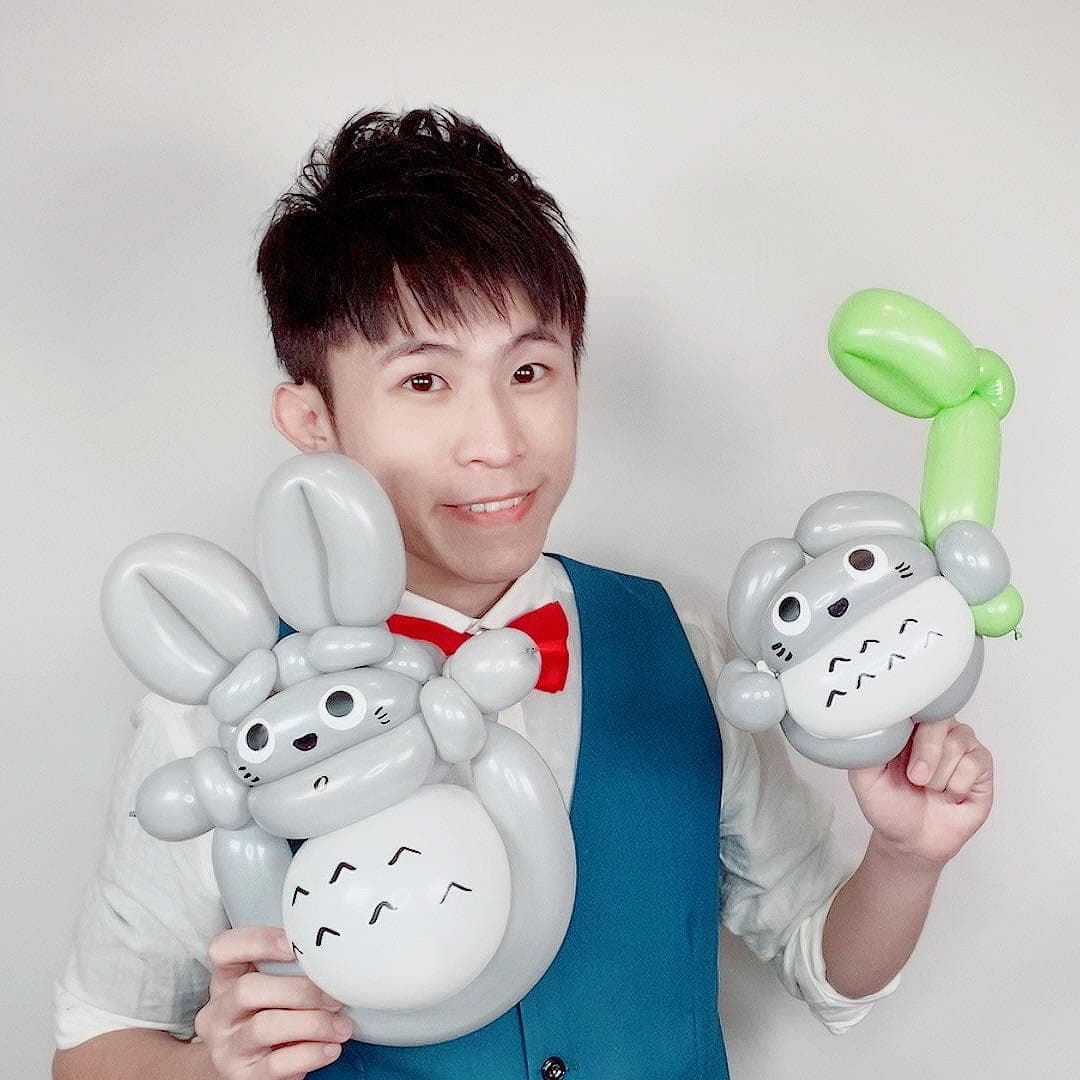 2 月教學作品照：我左手抱大龍貓，右手拿撐葉子傘的小龍貓