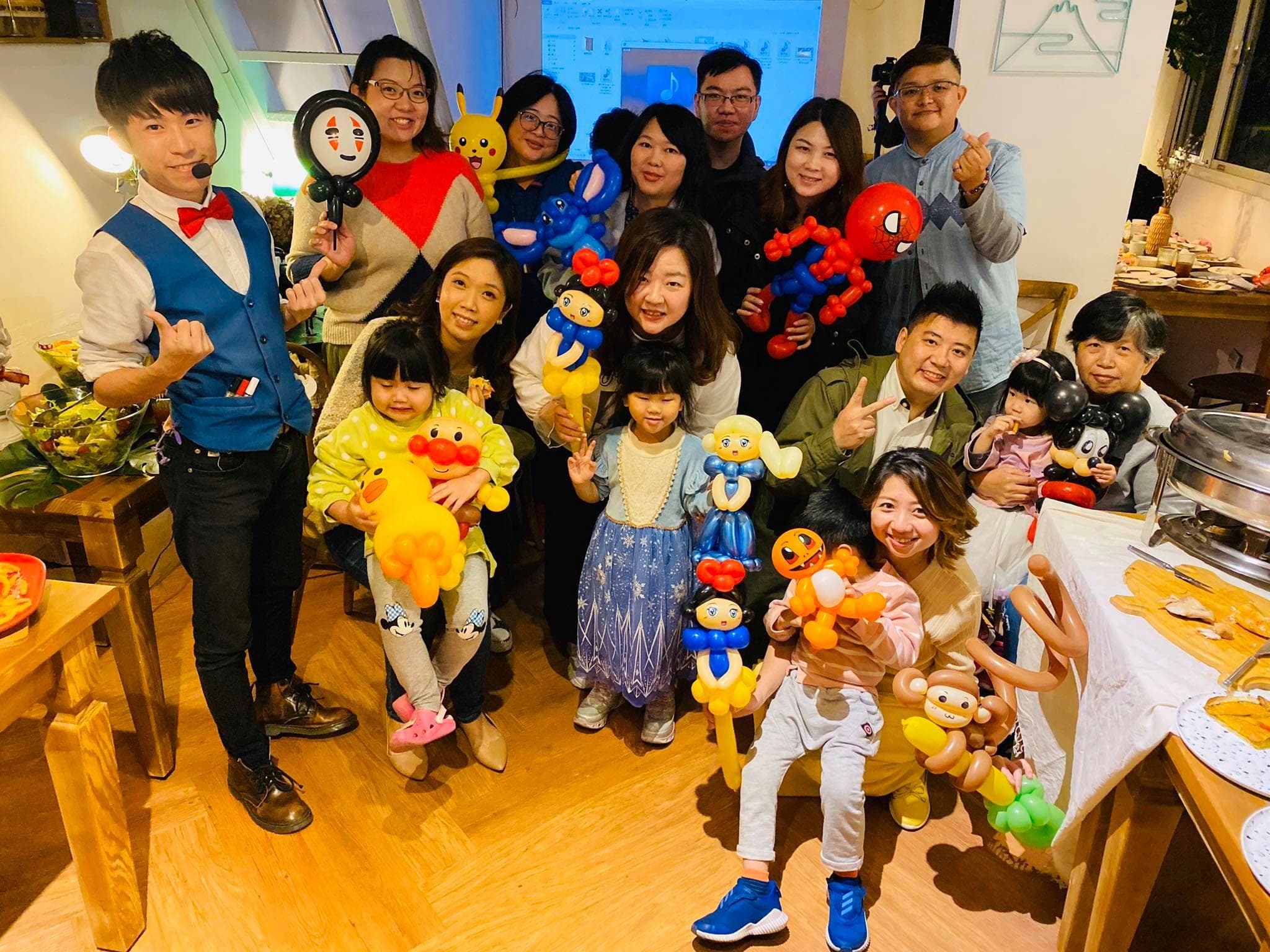 台北木柵生日派對，大人小孩拿著無臉男、蜘蛛人等造型氣球合照