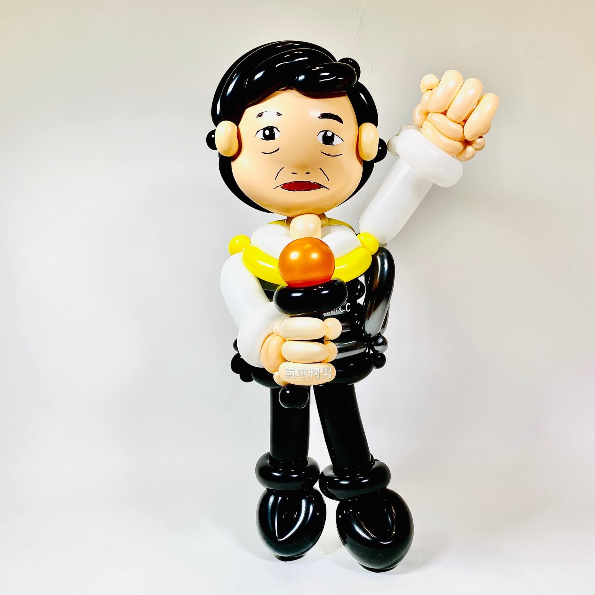 陳時中部長人像造型氣球全身照，舉拳、手握麥克風