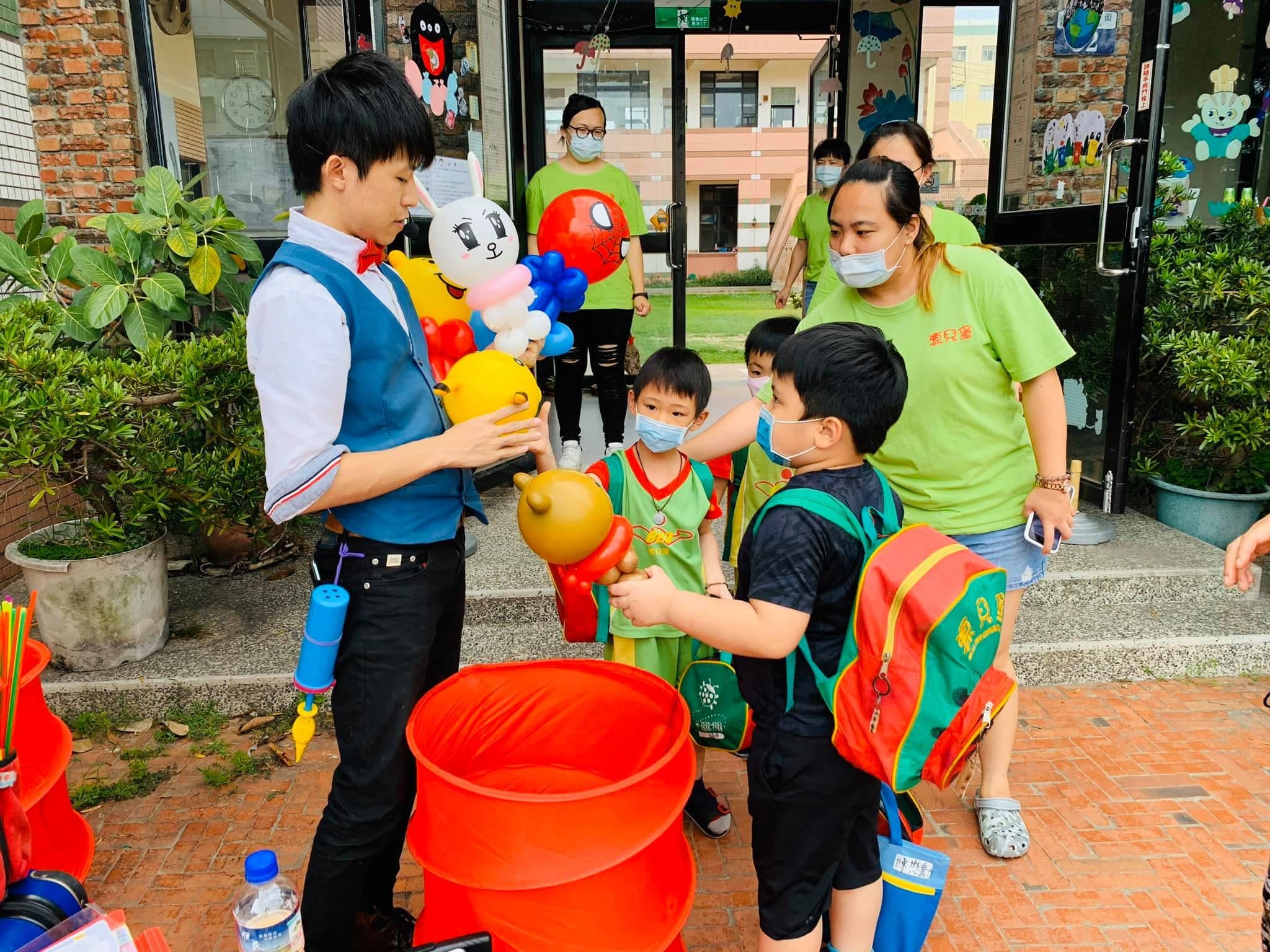 台中幼兒園母親節活動，我在門口把蜘蛛人與小熊造型氣球交給孩子