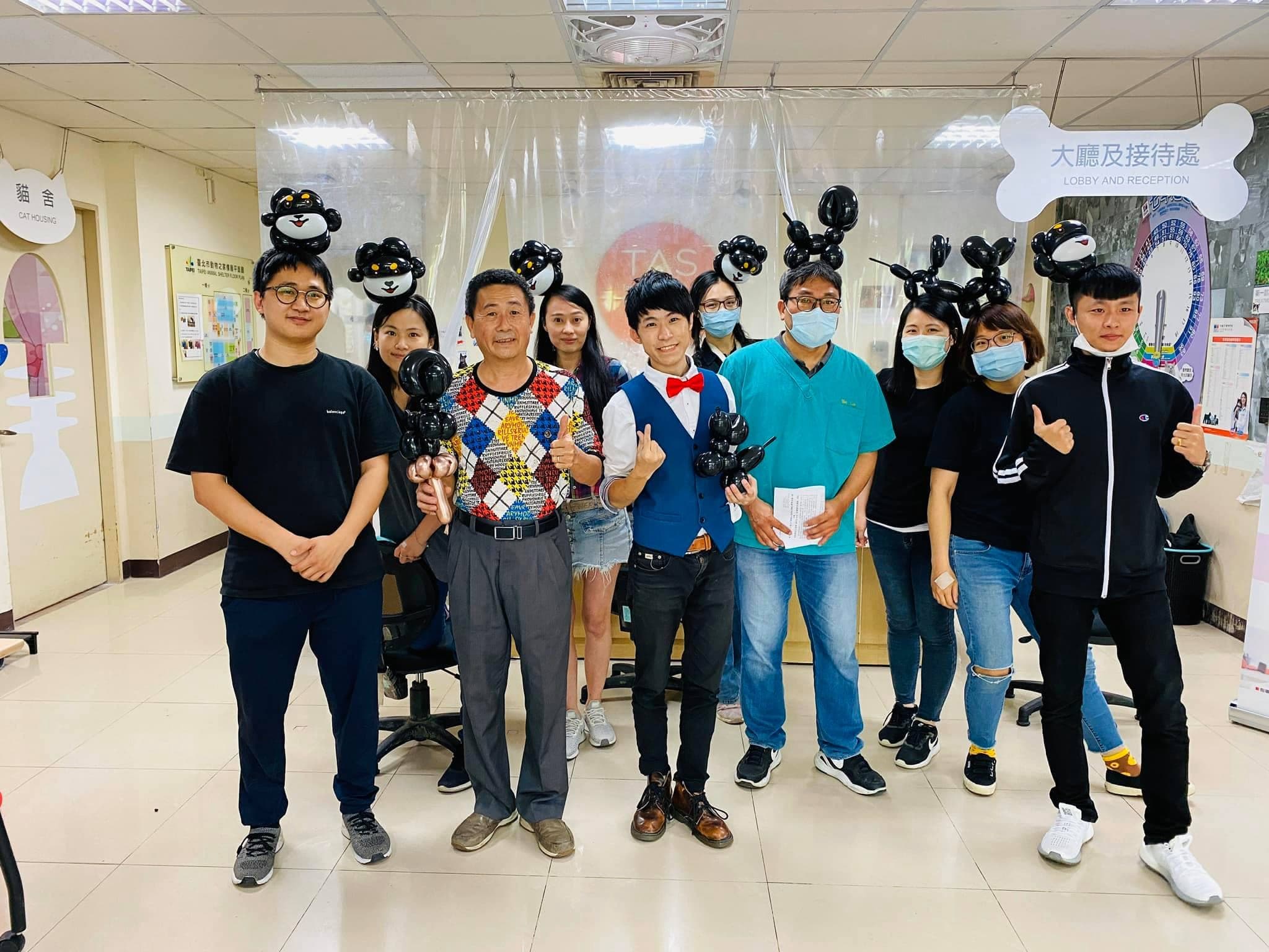 台北內湖動物之家工作人員戴黑狗造型氣球帽大合照