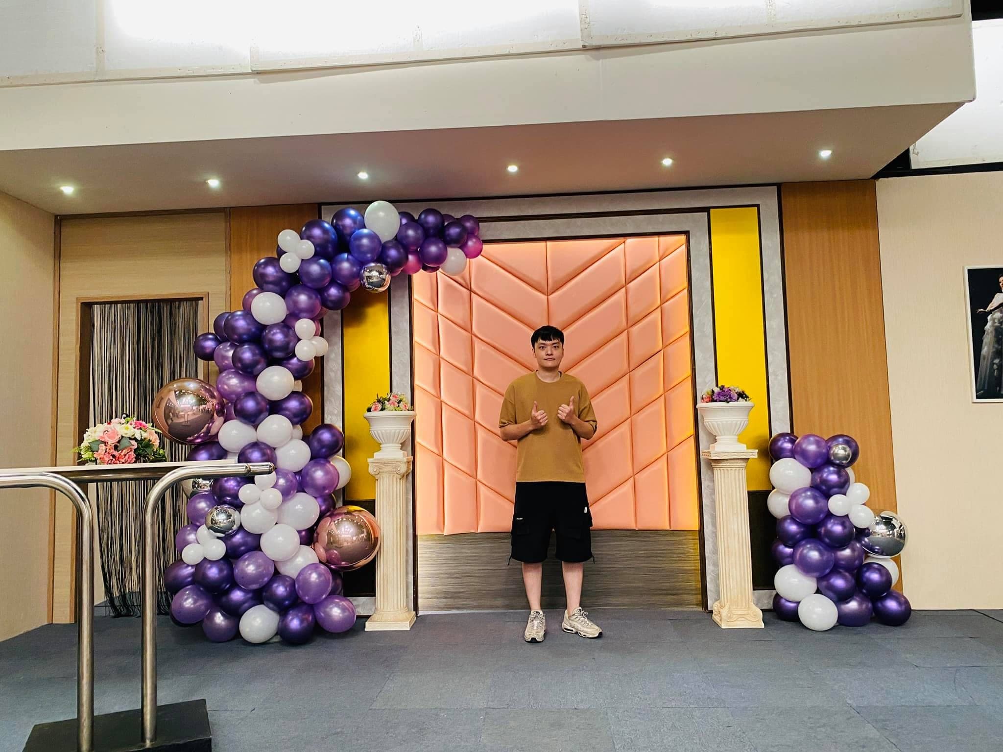 炮仔聲拍攝場景，紫白銀不規則氣球拱與羅馬柱舞台