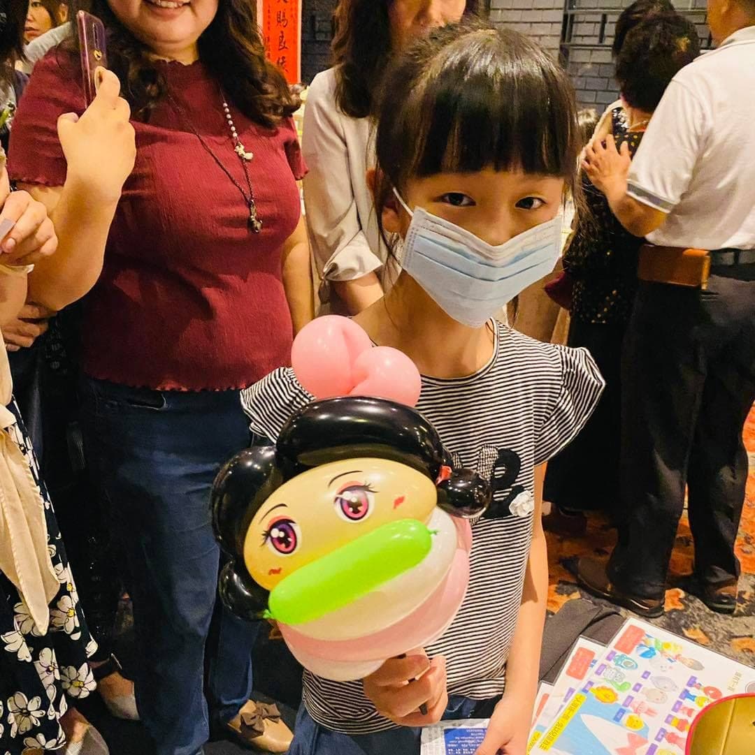 高雄台鋁婚禮午宴，女孩拿著簡化版禰豆子造型氣球