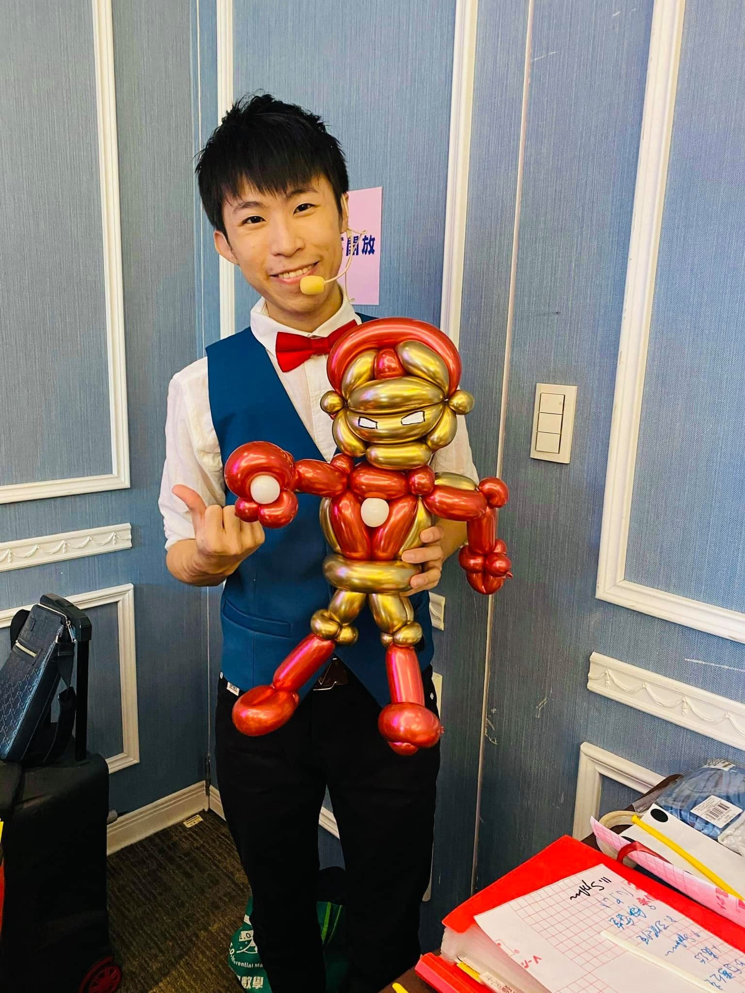 紅色與金色金屬氣球折成的鋼鐵人造型