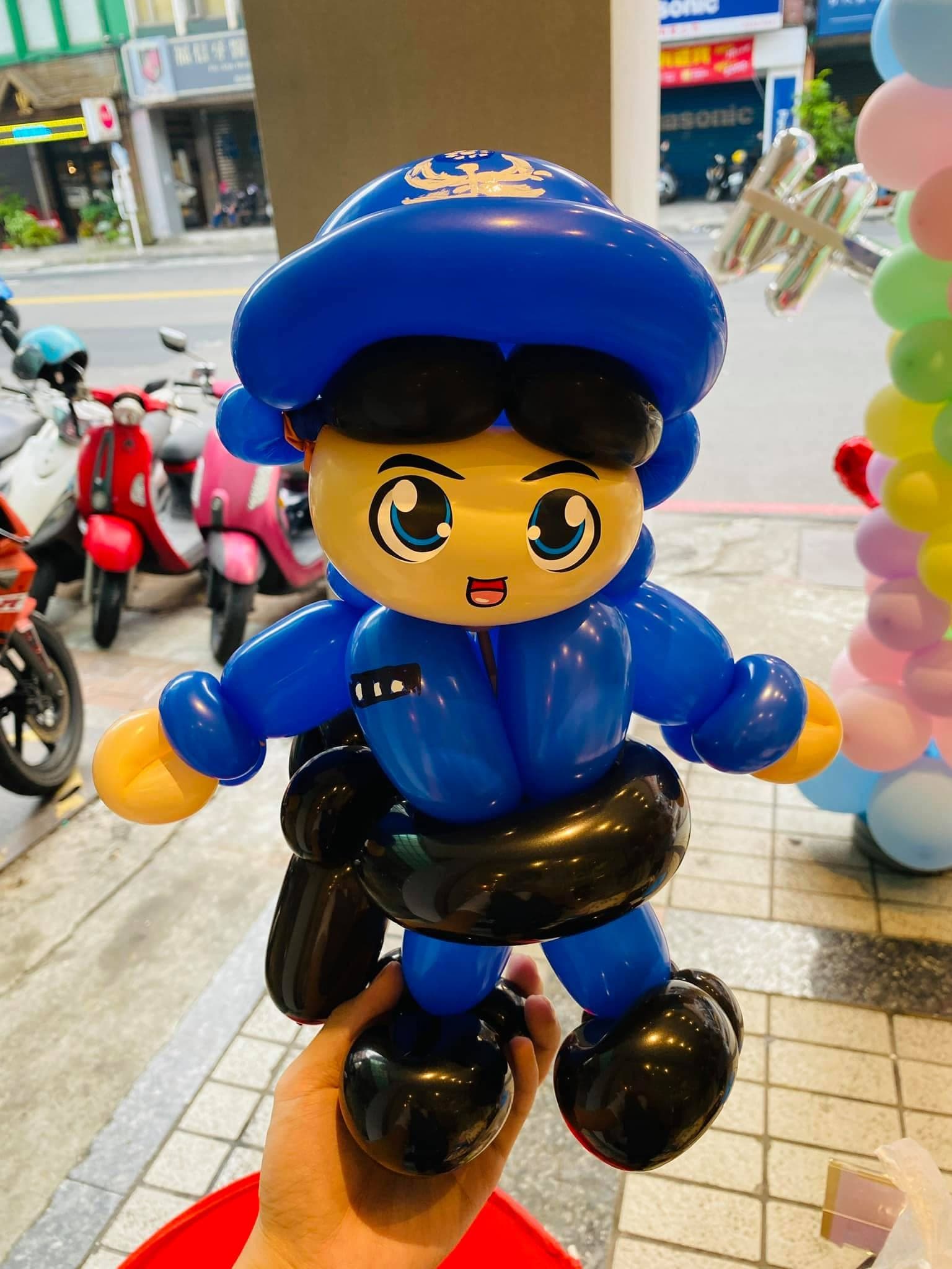 藍色制服、帽子畫上警徽的警察造型氣球特寫