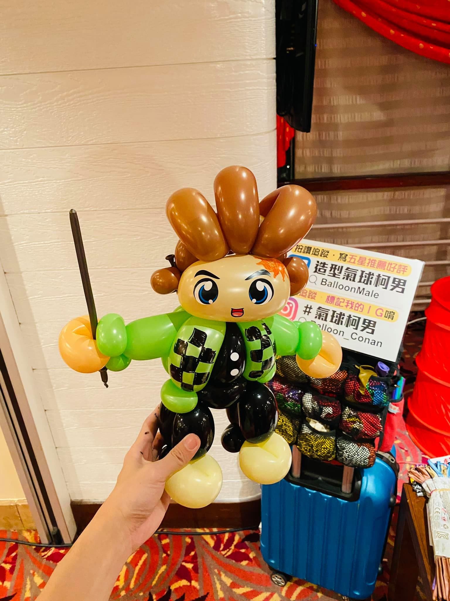 拿著黑色日輪刀的炭治郎造型氣球，綠黑格紋羽織