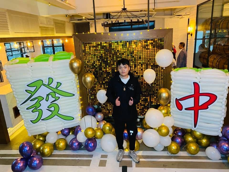 麻將牌氣球佈置全景，金亮片牆前散落金紫白氣球
