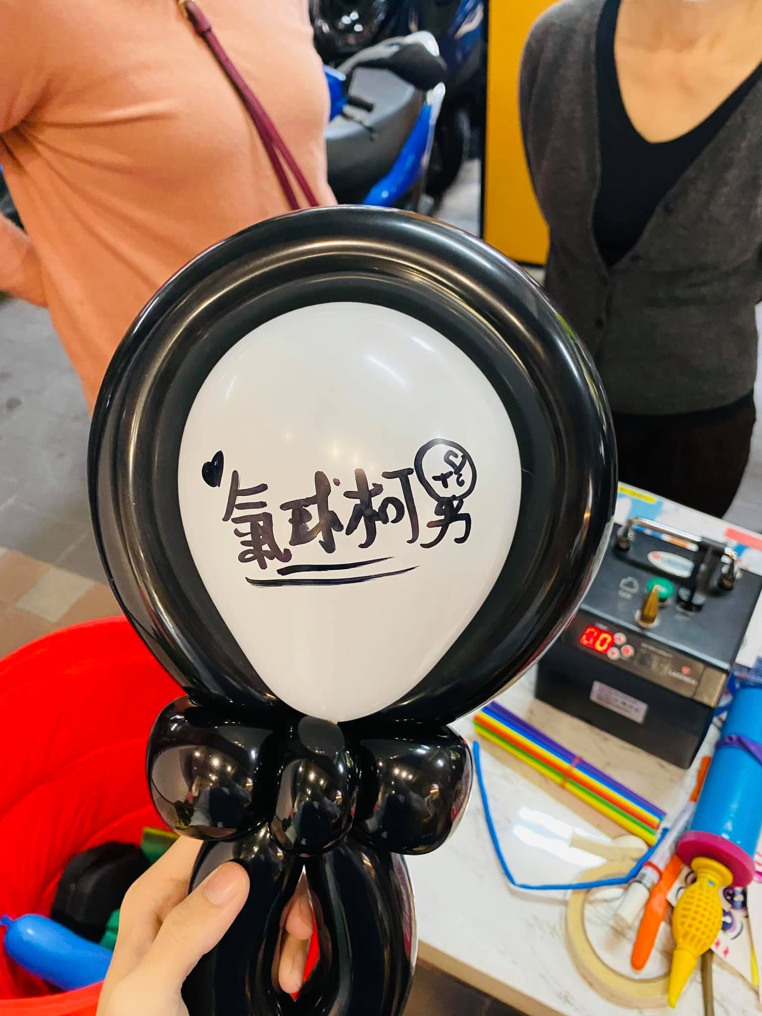 無臉男氣球背面的白色面具上，寫著氣球柯男簽名